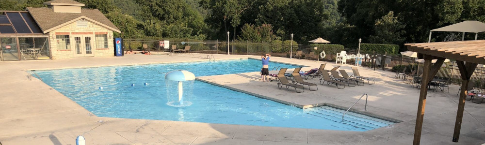 This Pointe Royale Branson condo has access to an indoor pool, outdoor pool and hot tub